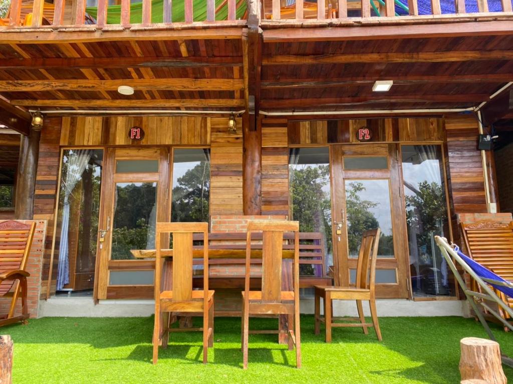 Patio nebo venkovní prostory v ubytování Ngọc Tiên Farmer Eco Lodge Cat Tiên