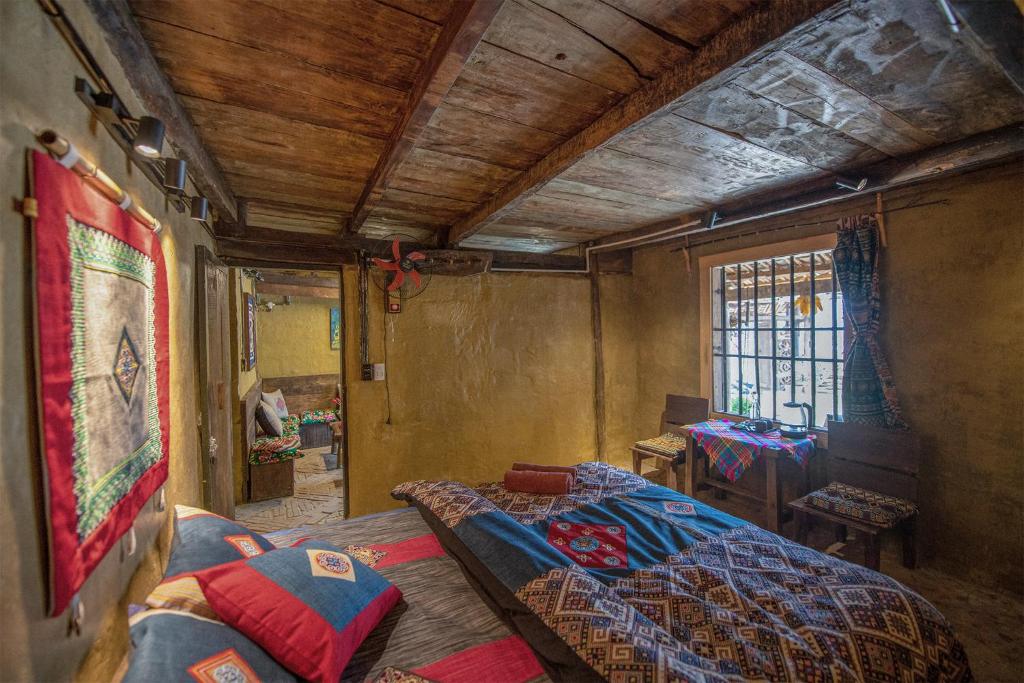 Giường trong phòng chung tại Khói Home