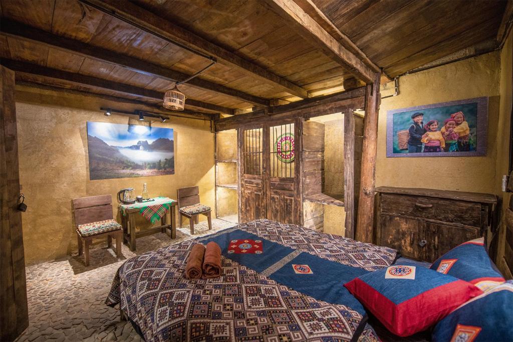 Giường trong phòng chung tại Khói Home