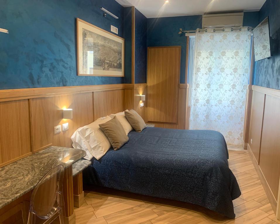 1 dormitorio con 1 cama en una habitación azul en B&B Acasadibarbara en Roma