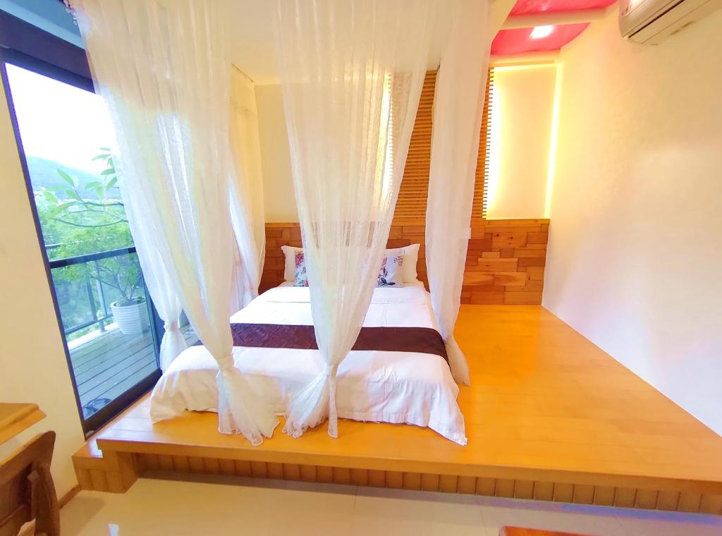 Postel nebo postele na pokoji v ubytování Jiaoxi Song Tian B&B