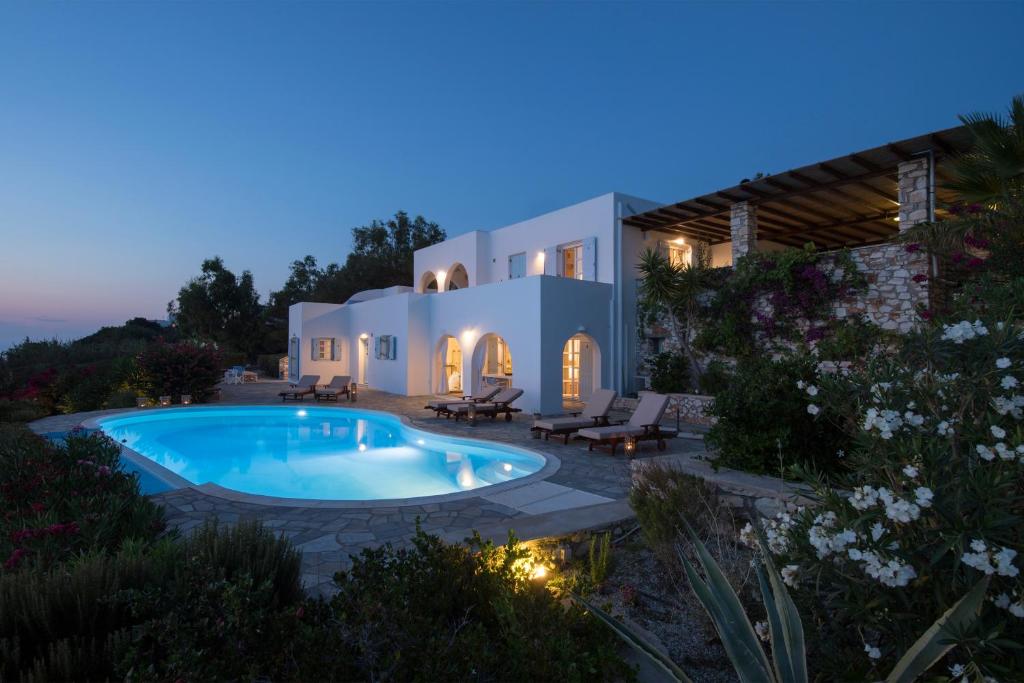 een villa met een zwembad in de nacht bij VILLA MIA PAROS in Agia Irini Paros