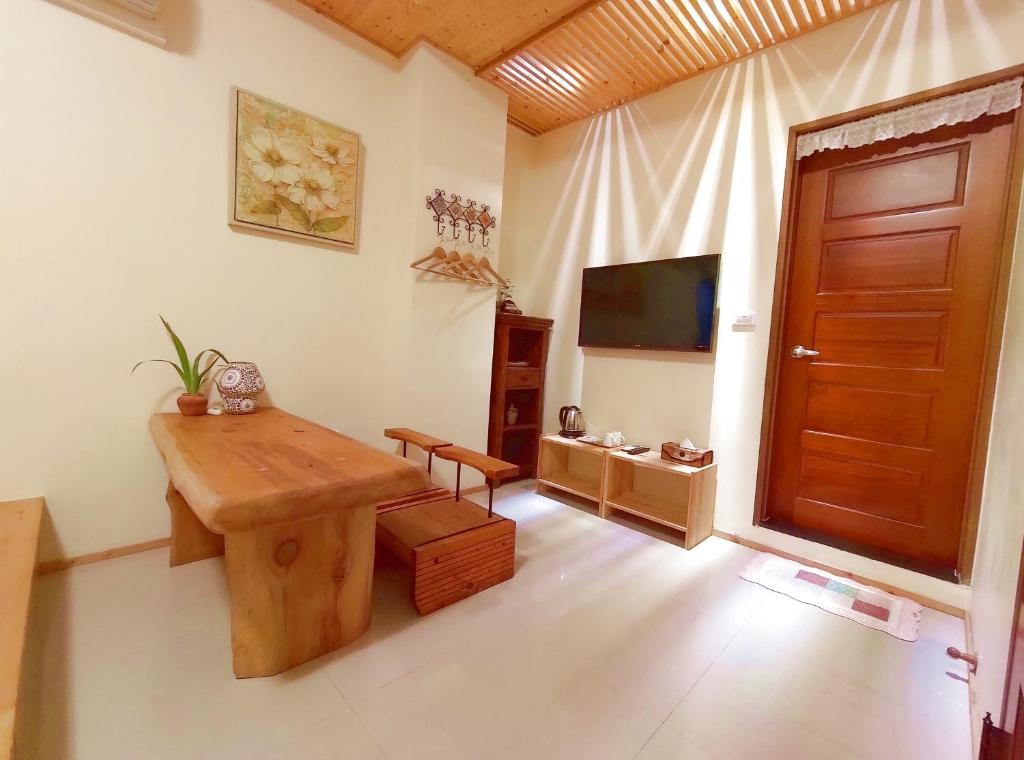 TV a/nebo společenská místnost v ubytování Jiaoxi Song Tian B&B