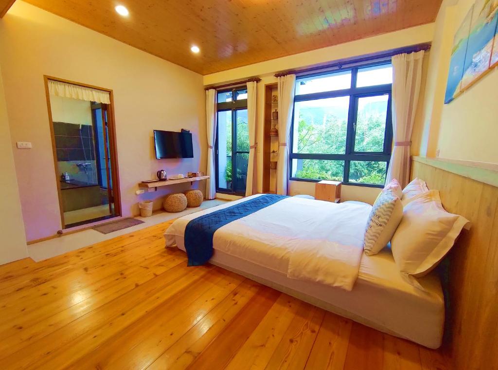 Postel nebo postele na pokoji v ubytování Jiaoxi Song Tian B&B