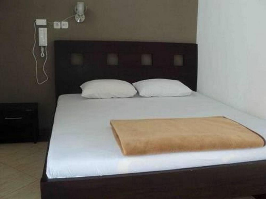 En eller flere senge i et værelse på Hotel Nirwana Situbondo RedPartner