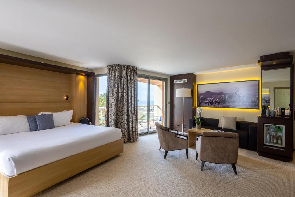 Postel nebo postele na pokoji v ubytování Thalazur Bandol Ile Rousse - Hôtel & Spa