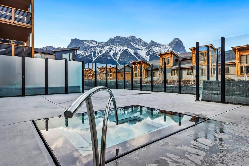 White Spruce Condo by Canadian Rockies Vacation Rentals tesisinde veya buraya yakın yüzme havuzu