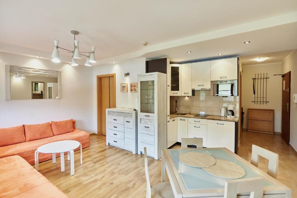 Kuchyňa alebo kuchynka v ubytovaní Apartamenty Świnoujście - Apartament wiosenny Rezydencja Żeromskiego