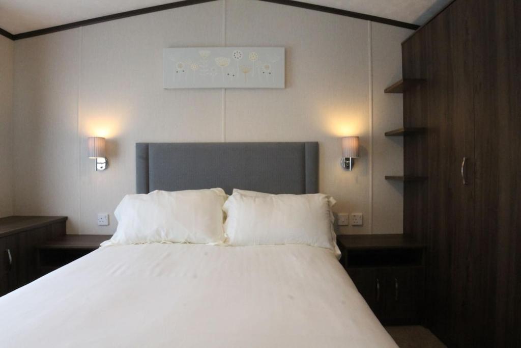Postel nebo postele na pokoji v ubytování Countryside Holiday Park by the River nr Canterbury (Pet-Friendly)