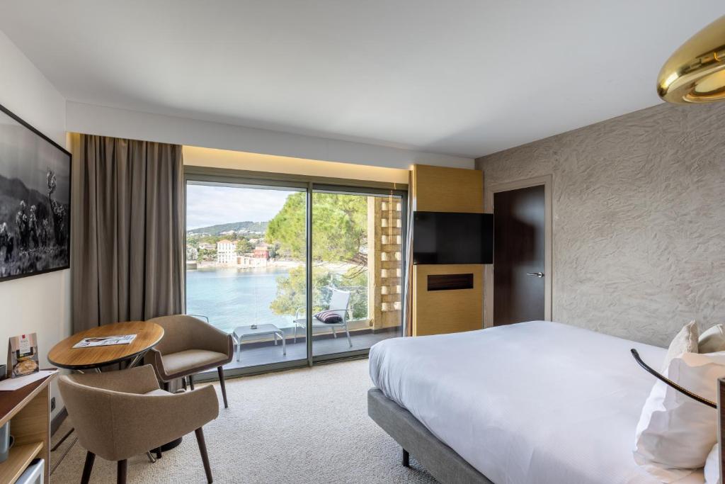 Postel nebo postele na pokoji v ubytování Thalazur Bandol Ile Rousse - Hôtel & Spa