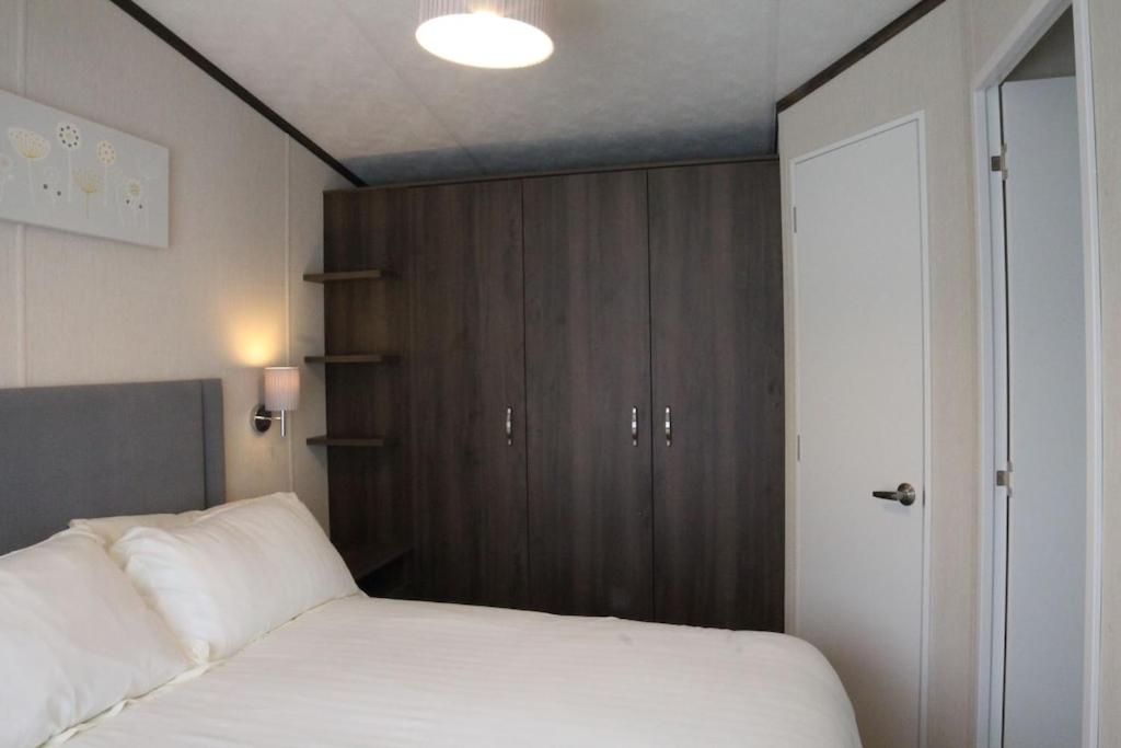Postel nebo postele na pokoji v ubytování Countryside Holiday Park by the River nr Canterbury (Pet-Friendly)