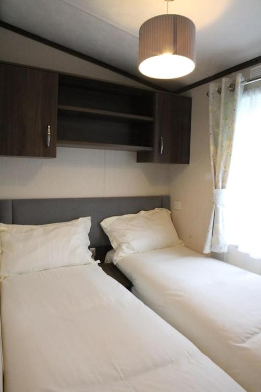 Postel nebo postele na pokoji v ubytování Countryside Holiday Park by the River nr Canterbury (Pet-Friendly)