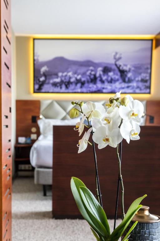 Postel nebo postele na pokoji v ubytování Thalazur Bandol Ile Rousse - Hôtel & Spa