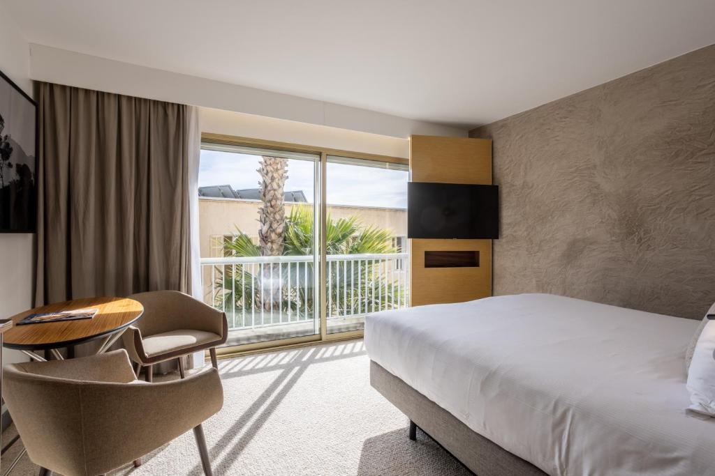 Postel nebo postele na pokoji v ubytování Thalazur Bandol Ile Rousse - Hôtel & Spa