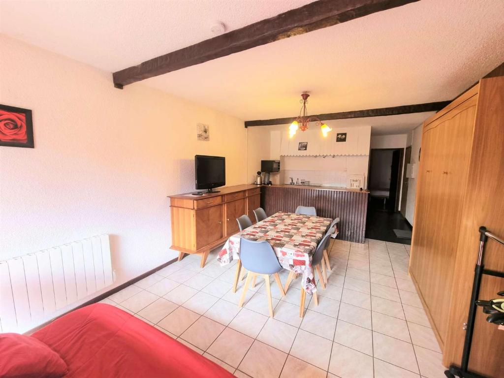 une chambre avec une table, une cuisine et une chambre avec un lit dans l'établissement Charmant T2 - 6 pers - Chaillol 1600 - Balcon S/O - Parking - Animaux admis - Aire de jeux - FR-1-393-29, à Saint-Michel-de-Chaillol
