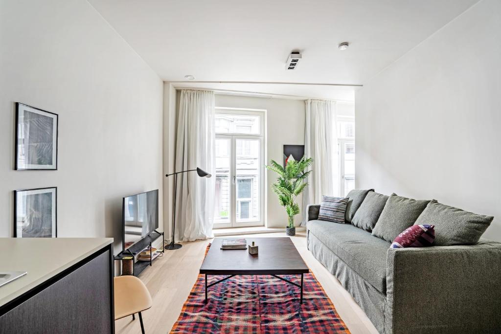 uma sala de estar com um sofá e uma mesa em Smartflats - Bell Tower Ghent em Gent