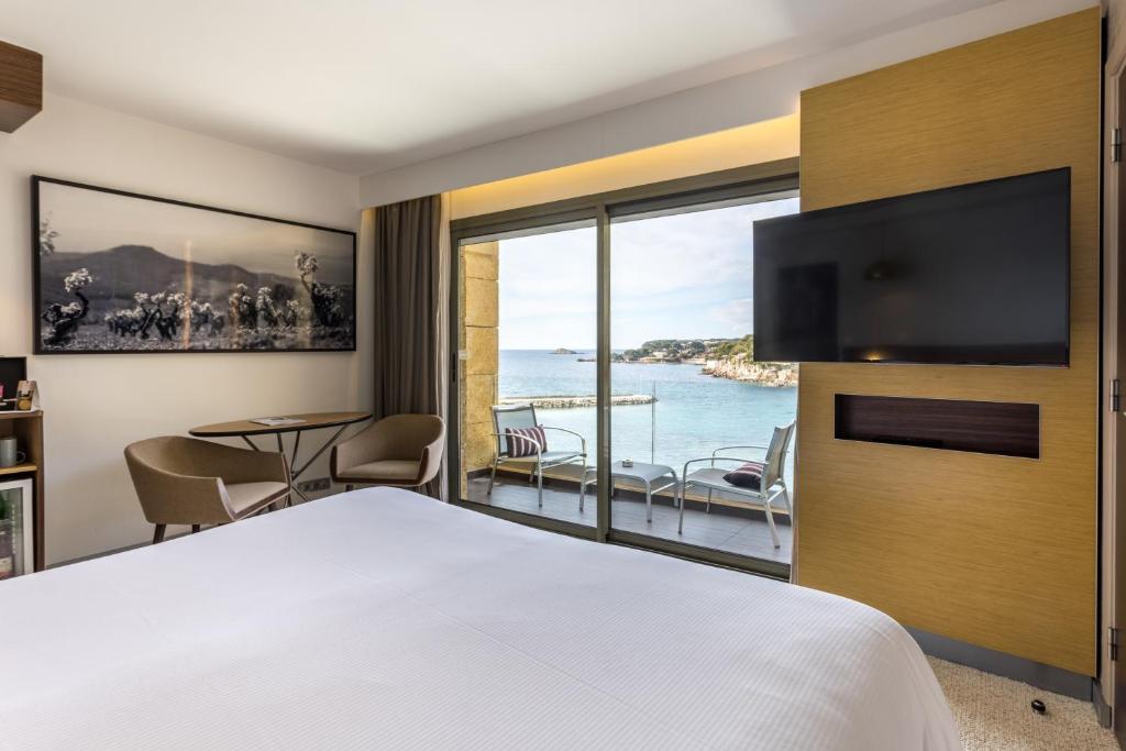 TV a/nebo společenská místnost v ubytování Thalazur Bandol Ile Rousse - Hôtel & Spa