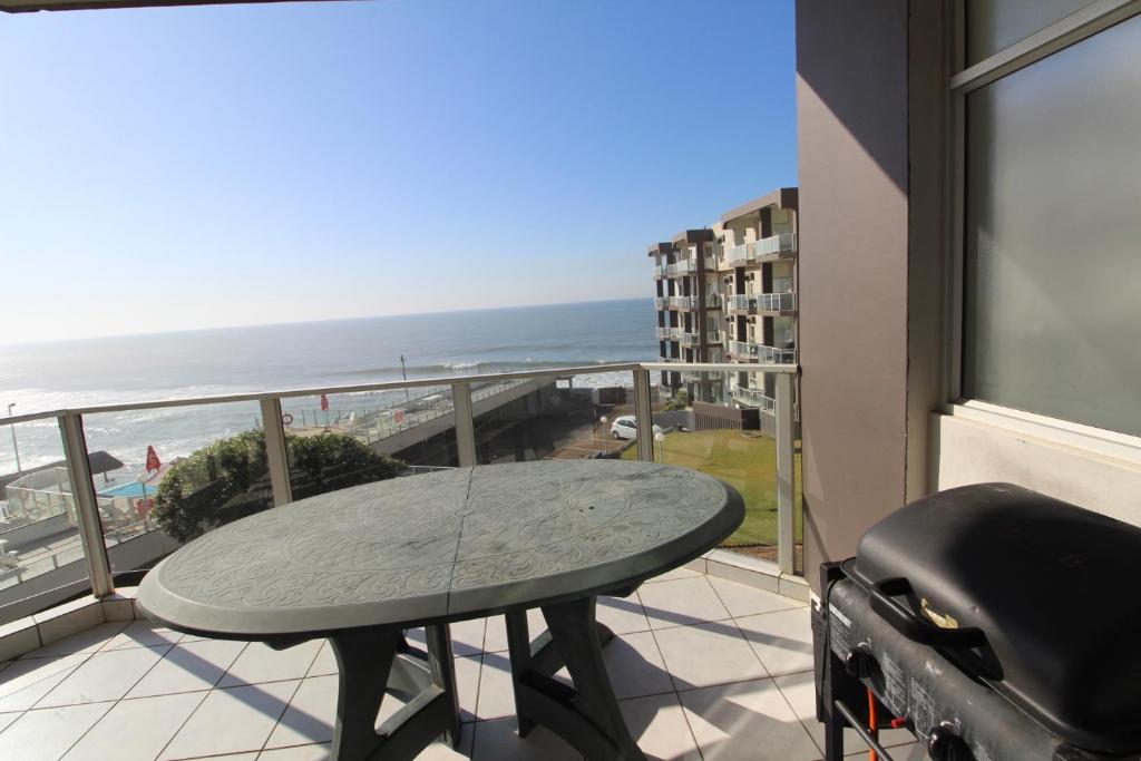 uma mesa numa varanda com vista para o oceano em Seagull 412 em Margate