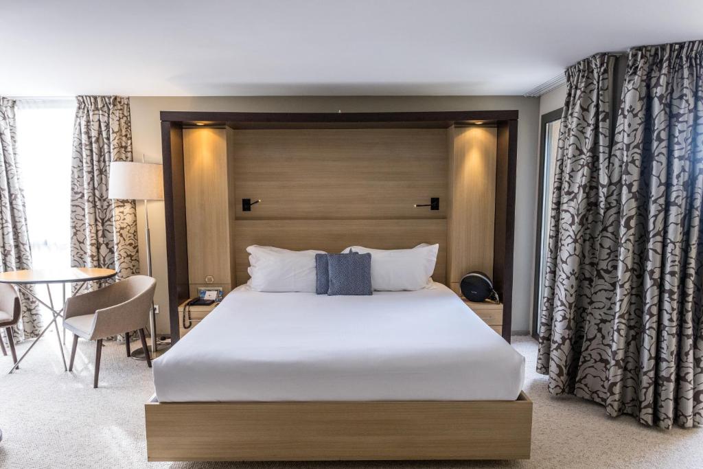 Postel nebo postele na pokoji v ubytování Thalazur Bandol Ile Rousse - Hôtel & Spa