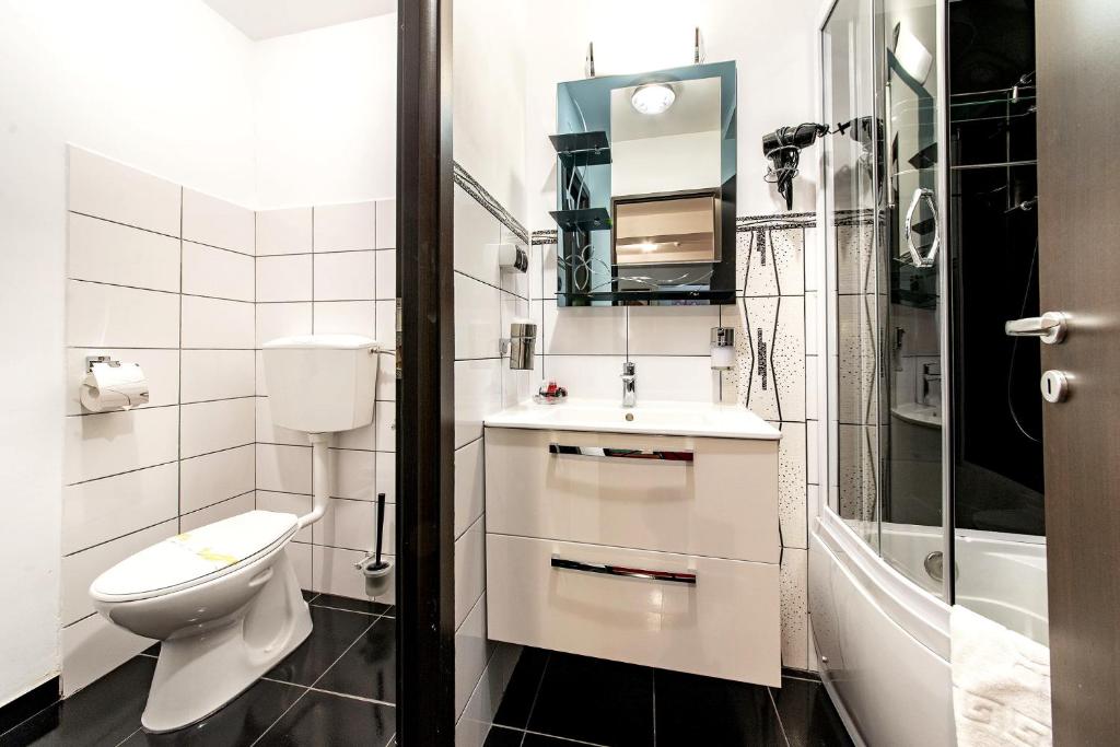 Koupelna v ubytování Bucur Accommodation