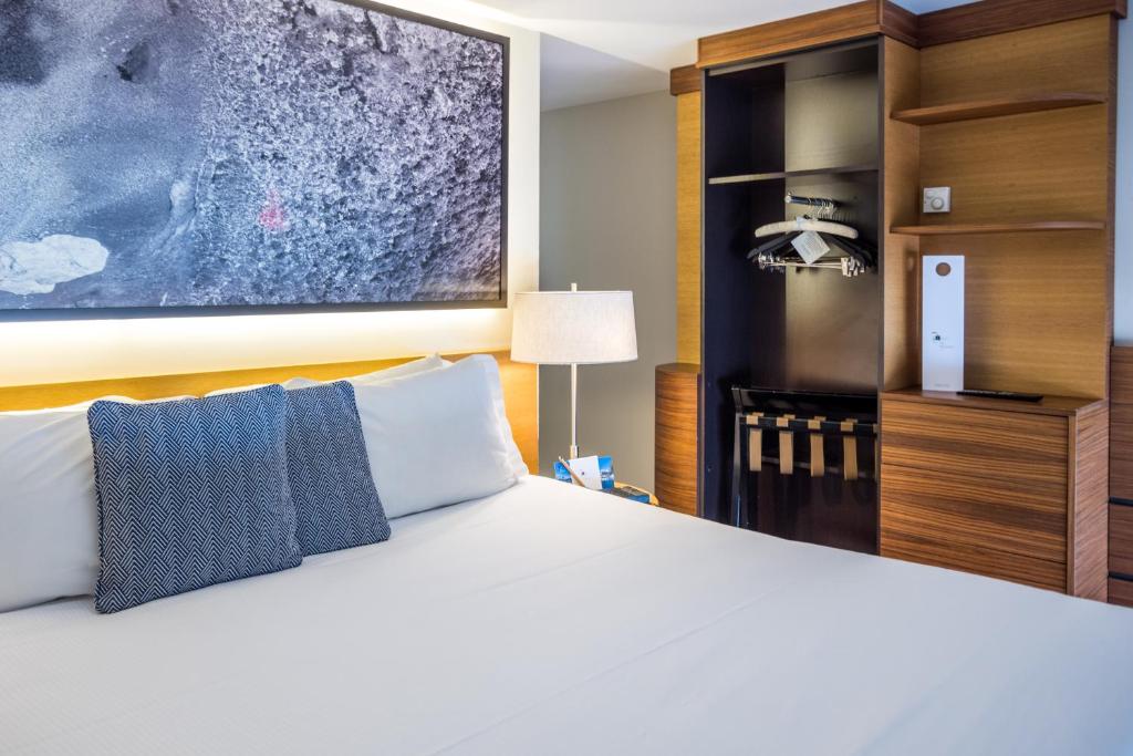 Postel nebo postele na pokoji v ubytování Thalazur Bandol Ile Rousse - Hôtel & Spa