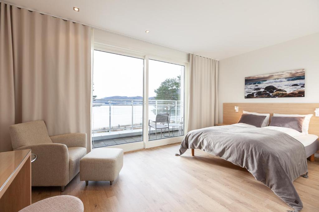 Postel nebo postele na pokoji v ubytování Rosfjord Strandhotel