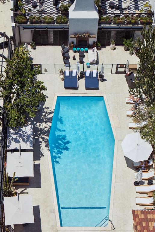 an overhead view of a swimming pool with chairs and umbrellas at Hotel Figueroa, Unbound Collection by Hyatt in Los Angeles