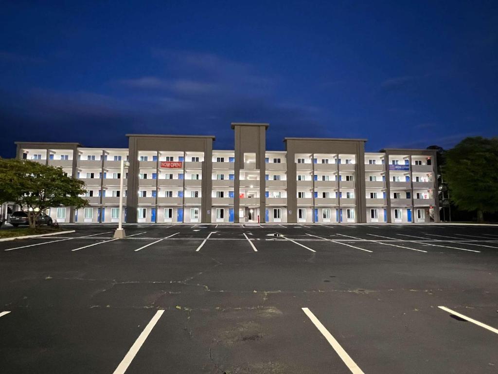 ein leerer Parkplatz vor einem großen Gebäude in der Unterkunft Motel 6 West Columbia SC Airport in West Columbia