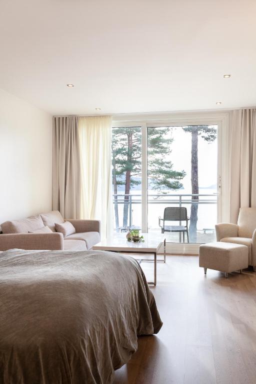 Postel nebo postele na pokoji v ubytování Rosfjord Strandhotel