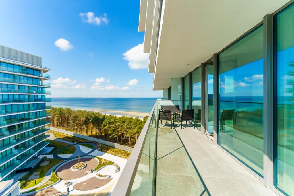 Elle comprend un balcon offrant une vue sur l'océan. dans l'établissement Apartament Waves - Baltic View by Renters, à Międzyzdroje