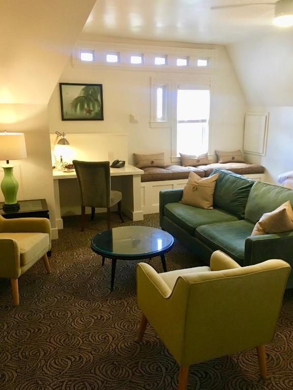 Morgan State House Inn - Deluxe Queen Room
