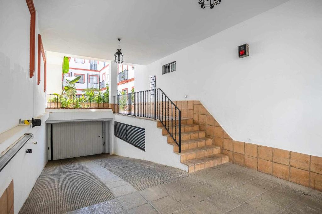 Pokój z klatką schodową i klatką schodową w obiekcie COMFY AWAY - Apartamento Deluxe Centro Histórico w Sewilli