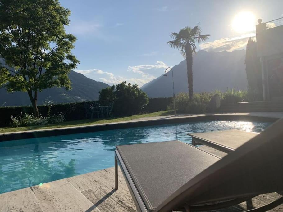 una piscina con tavolo e vista sulle montagne di Belvilla a Tirolo