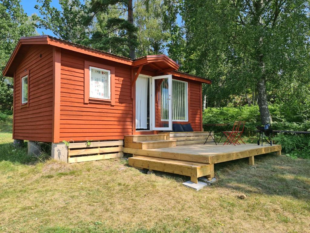 Cabaña pequeña con porche y terraza de madera en Vägs Ände Stugor en Björkö