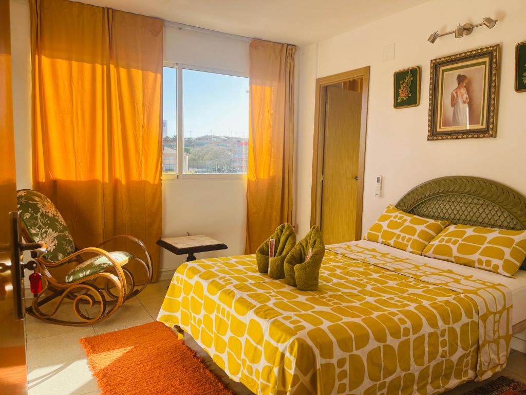 sypialnia z łóżkiem, krzesłem i oknem w obiekcie Art House w Alicante