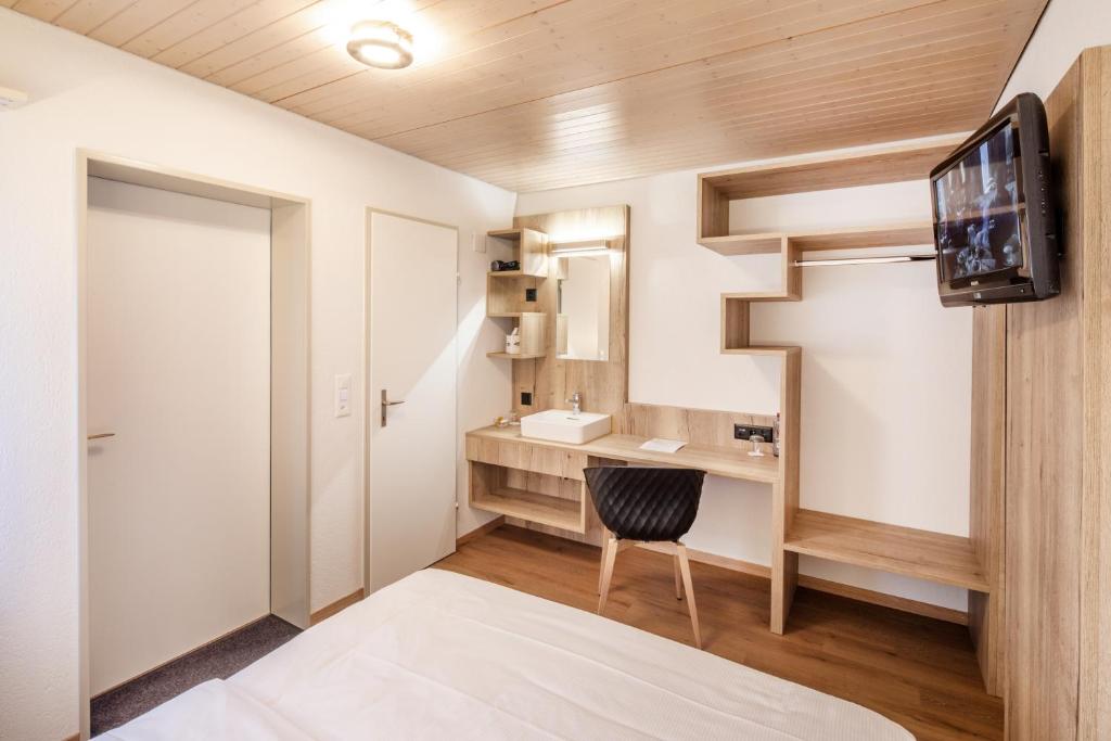 TV a/nebo společenská místnost v ubytování Gasthof Enge Self Check-In Hotel