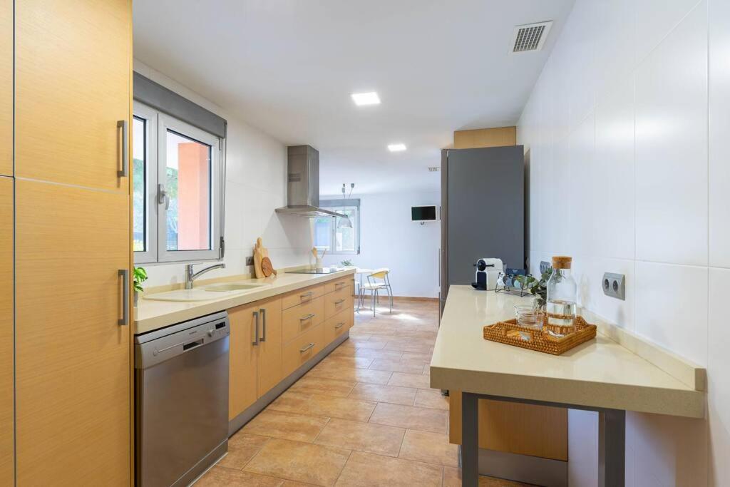 Kuchyň nebo kuchyňský kout v ubytování Acogedora Villa en Alicante con piscina & barbacoa