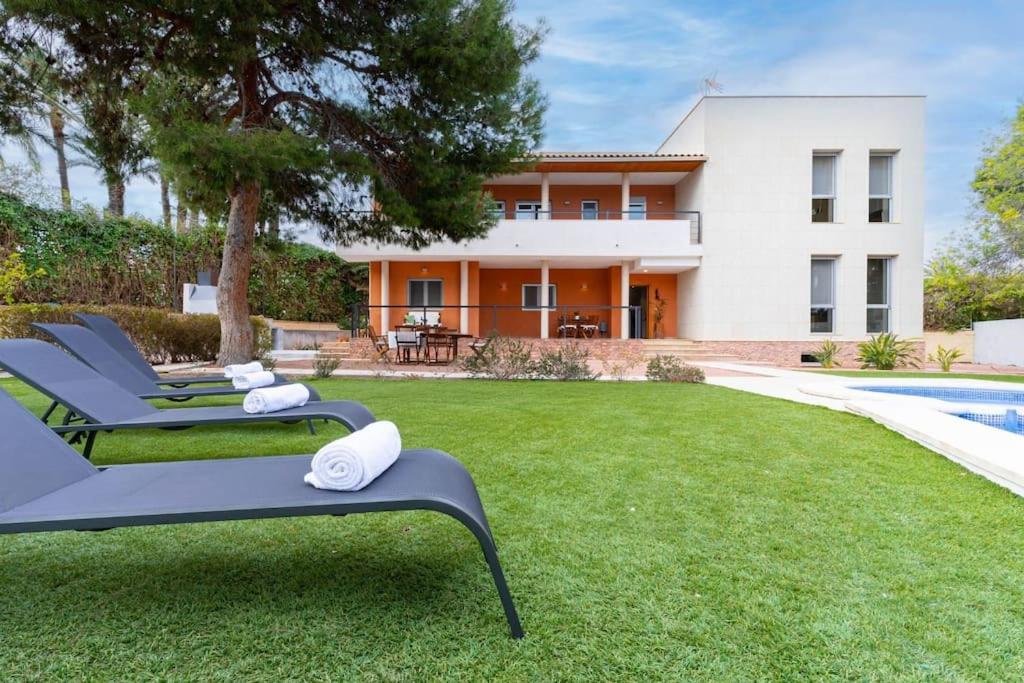 Zahrada ubytování Acogedora Villa en Alicante con piscina & barbacoa