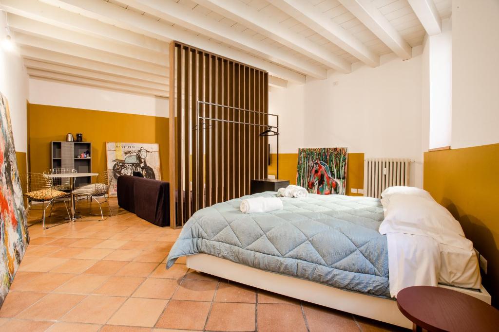 1 dormitorio con 1 cama, mesa y sillas en Arena, Center, Hospital - "The Yellow", en Verona