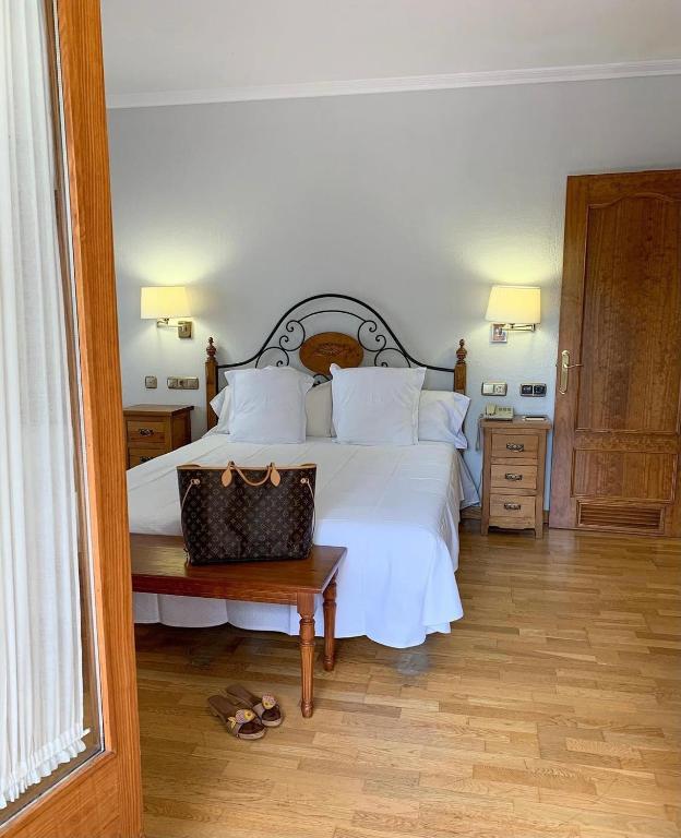 Postel nebo postele na pokoji v ubytování Hotel Can Boix de Peramola