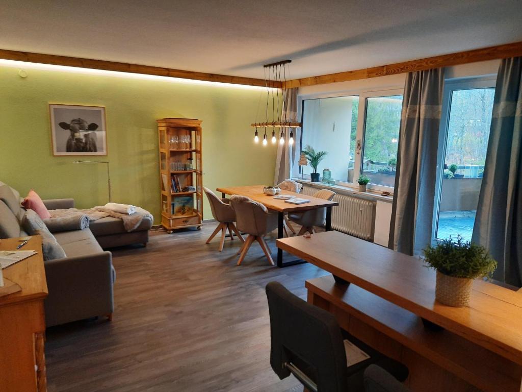ein Wohnzimmer mit einem Tisch und einem Sofa in der Unterkunft Ferienwohnung Schöne Auszeit in Oy-Mittelberg
