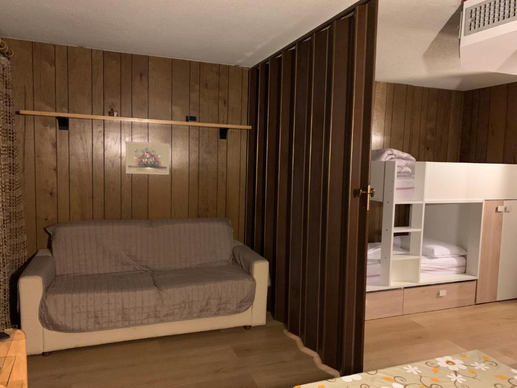 Posteľ alebo postele v izbe v ubytovaní Monolocale sulle piste del Cervino Residence Rododendro