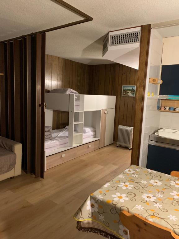 Posteľ alebo postele v izbe v ubytovaní Monolocale sulle piste del Cervino Residence Rododendro