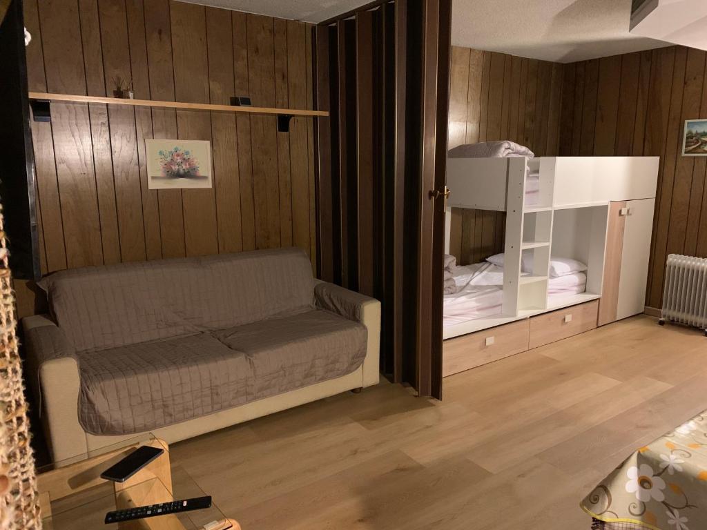 Kuchyňa alebo kuchynka v ubytovaní Monolocale sulle piste del Cervino Residence Rododendro