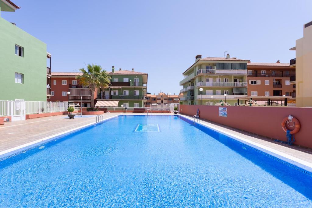 uma grande piscina ao lado de um edifício em Home2Book La Brisa Caletillas Beach em Candelaria