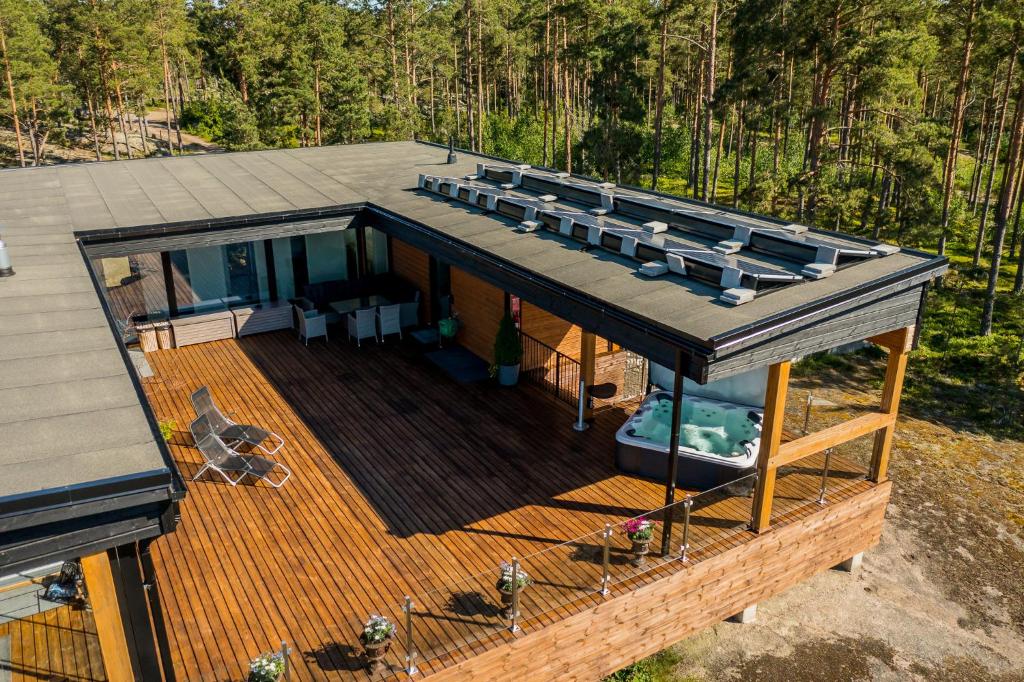 een uitzicht op een huis met terras bij Seaview villa with jacuzzi in Töfsala