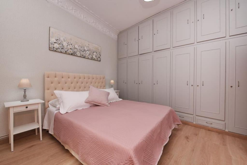 Postel nebo postele na pokoji v ubytování Nefeli House Syros