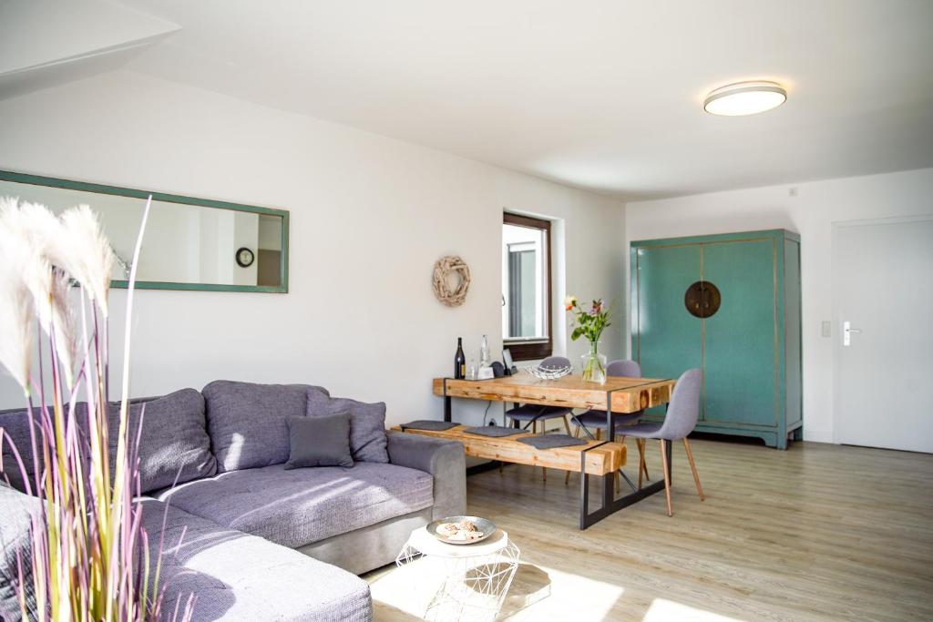 uma sala de estar com um sofá e uma mesa em Smart Resorts Rubin 107 em Winterberg