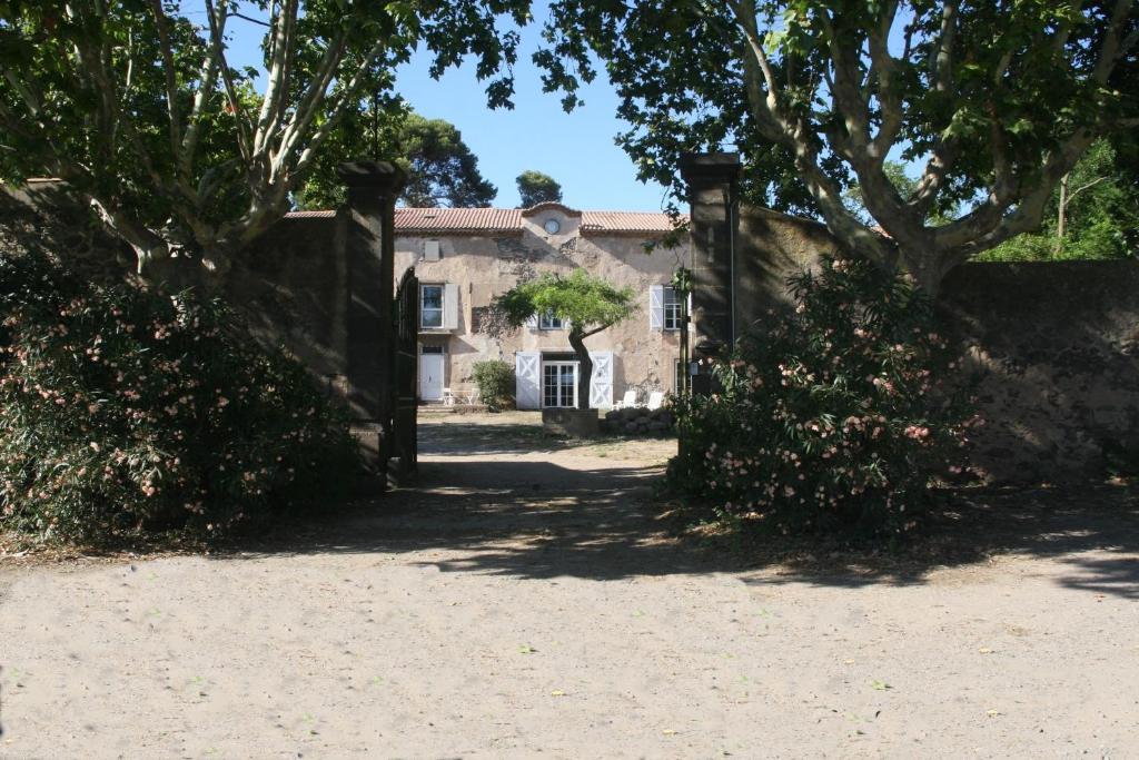 ル・グロー・ダグドにあるLe Gite de la Prunetteの大石造りの家