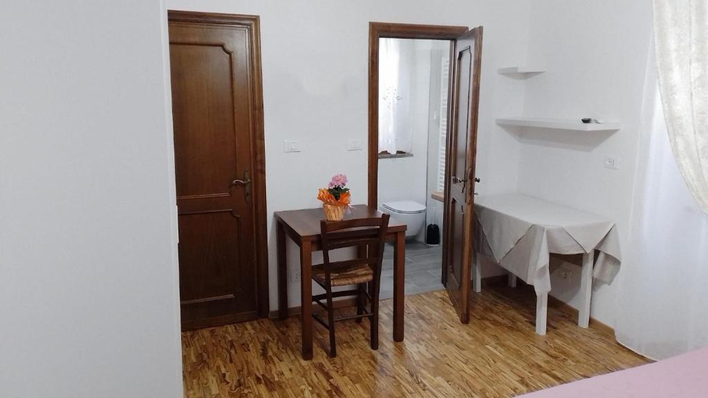聖薩維諾山的住宿－dalla CARLA in Toscana，一间设有桌子、桌子和镜子的房间